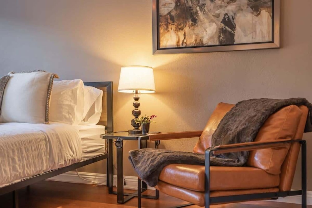 Marbella Lane - Charming 4BR Bungalo for Relaxing Retreat