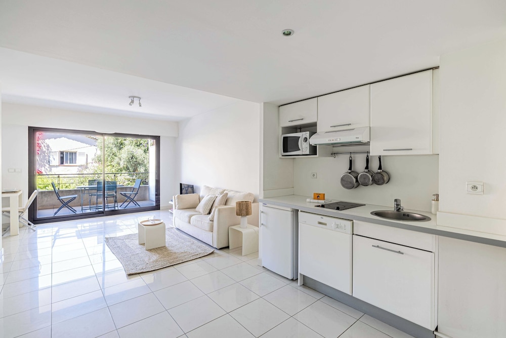 Charming 1 Bedroom Flat With Balcony/pool - Cannes