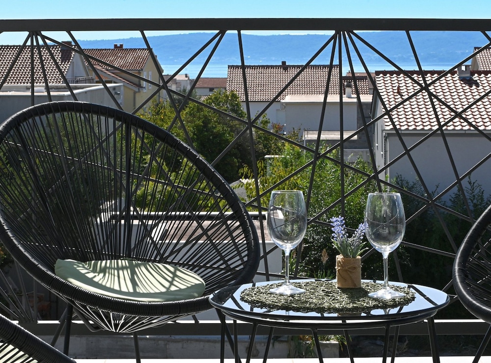 Stylish Kaštela Apartment With Modern Amenities and Free Parking