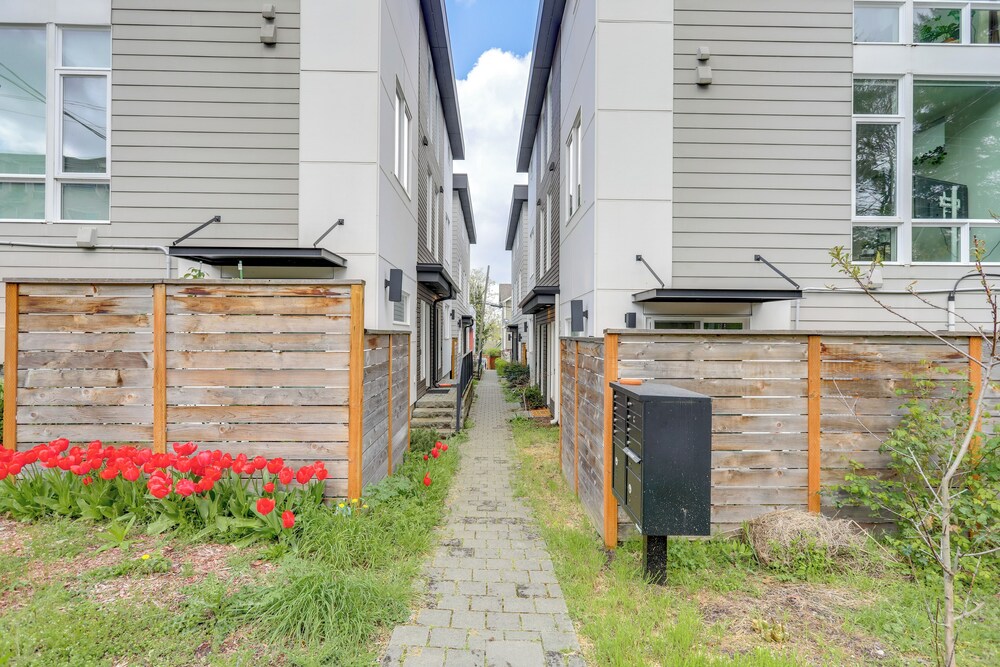 5 Mi to Dtwn: Pet-friendly Townhome in Seattle!