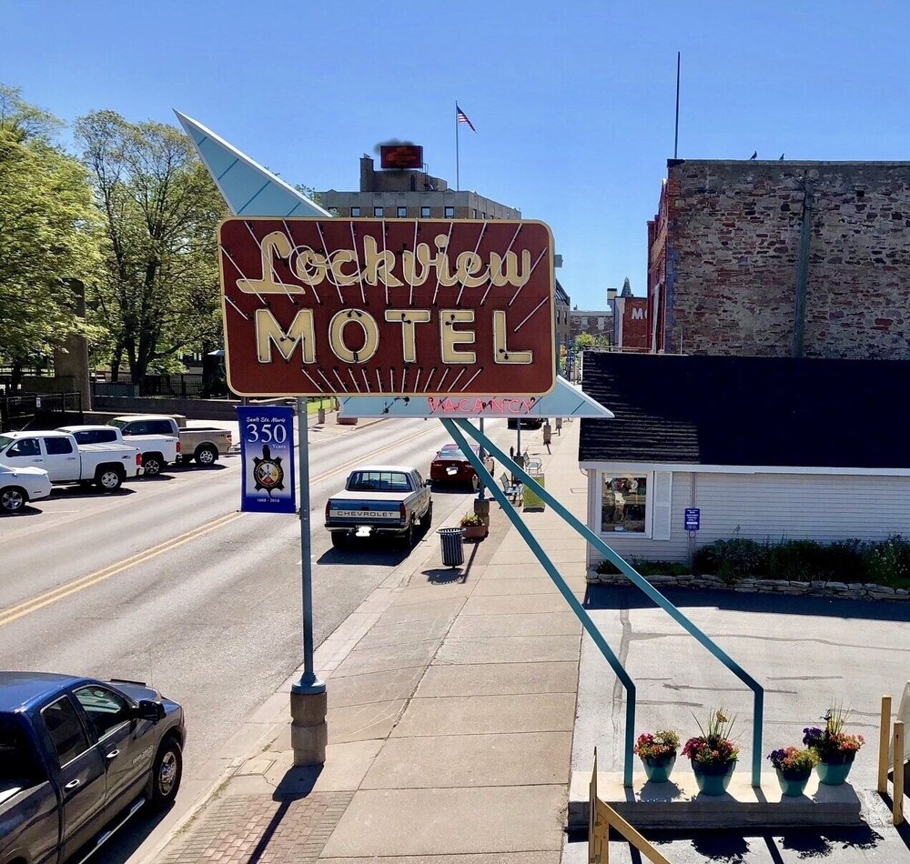 Lockview Motel
