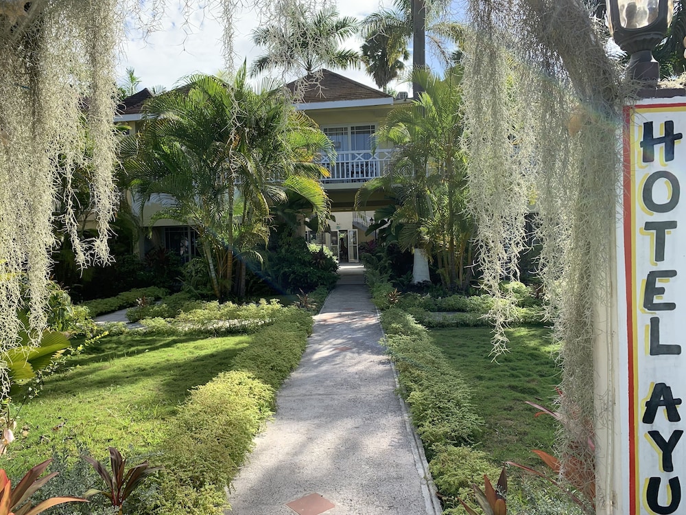 Family Comfort In Jamaica - Enjoy 7 Miles Of White Sand Beach! Villa by RedAwning