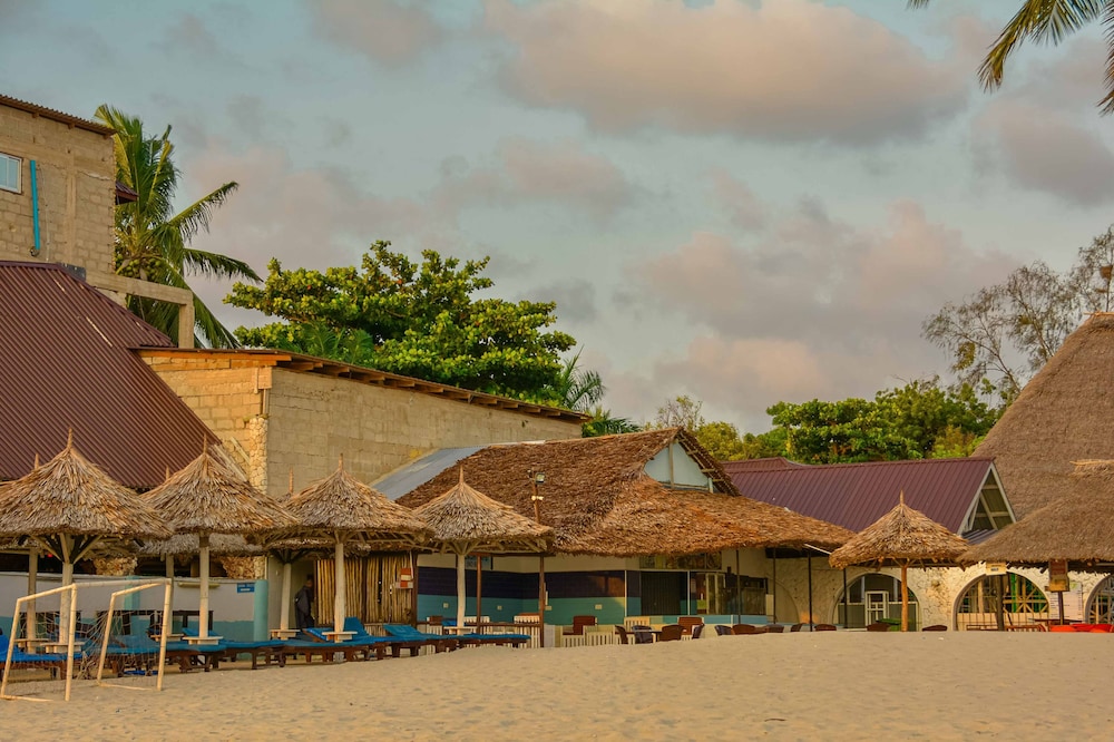 Best Western Jangwani Sea Breeze Hotel