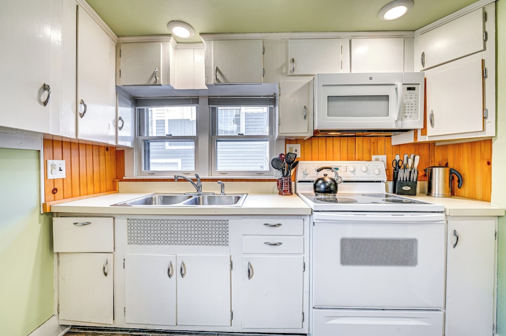 Walk to Town & River: Cozy North Creek Cottage