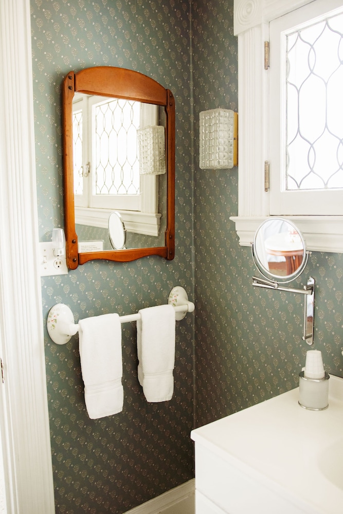 Hudson Manor Bed and Breakfast