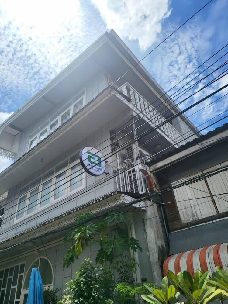Aran hostel &Cafe Ngamwongwan