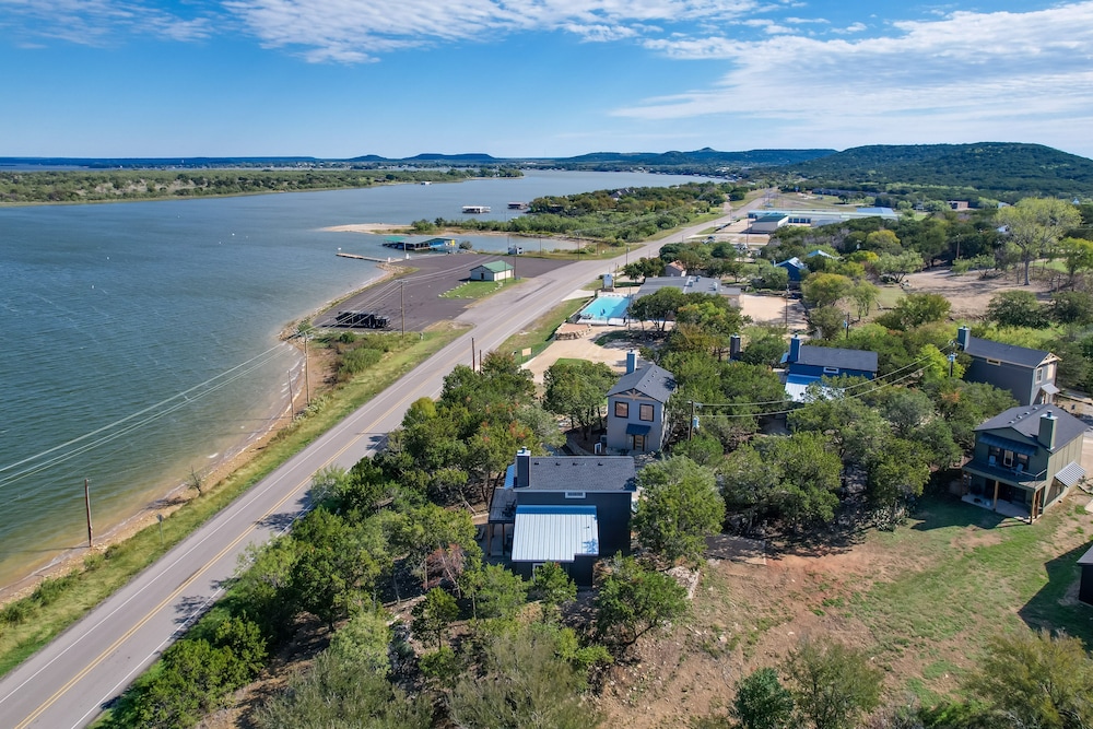 Modern Graford Cabin: Walk to Possum Kingdom Lake! view 2
