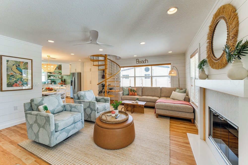 Walk to Gulf: Luxe Luau-themed Gem in Holmes Beach