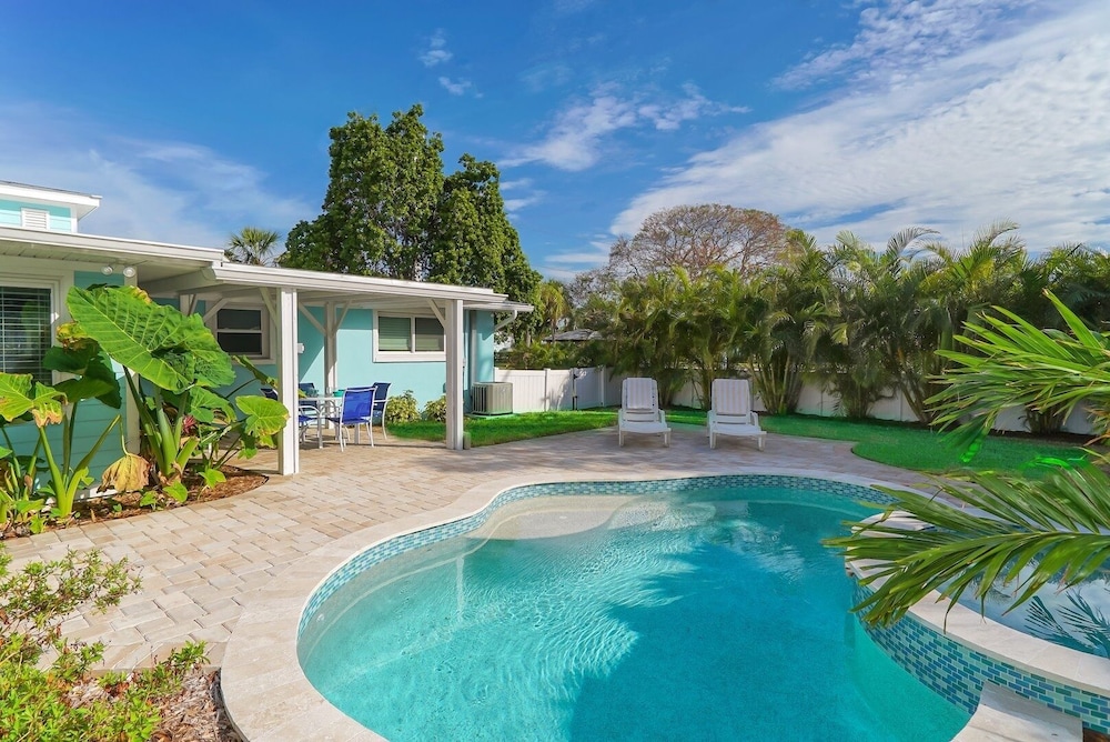 Ebb Tide 3 Bedroom Home by RedAwning