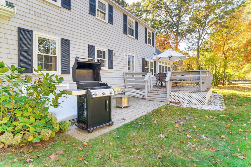 Bike to Private Beach: Cape Cod Escape w/ Sunroom