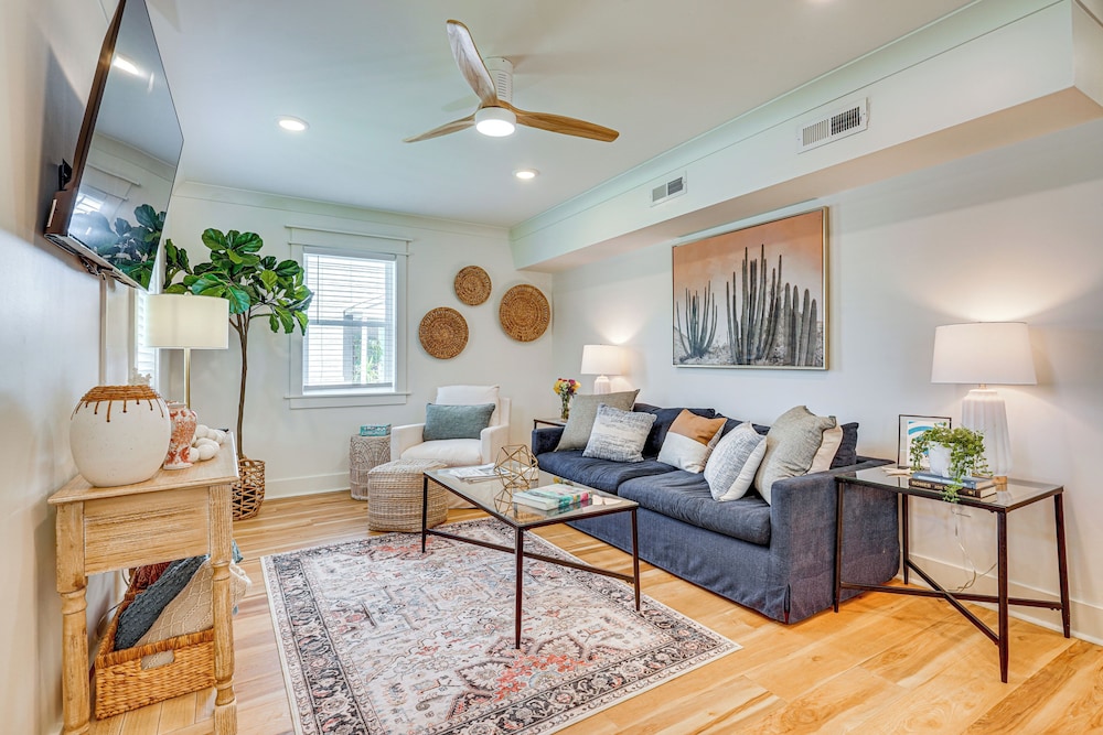 Dtwn Retreat w/ Game Room! Walk to Hampton Park