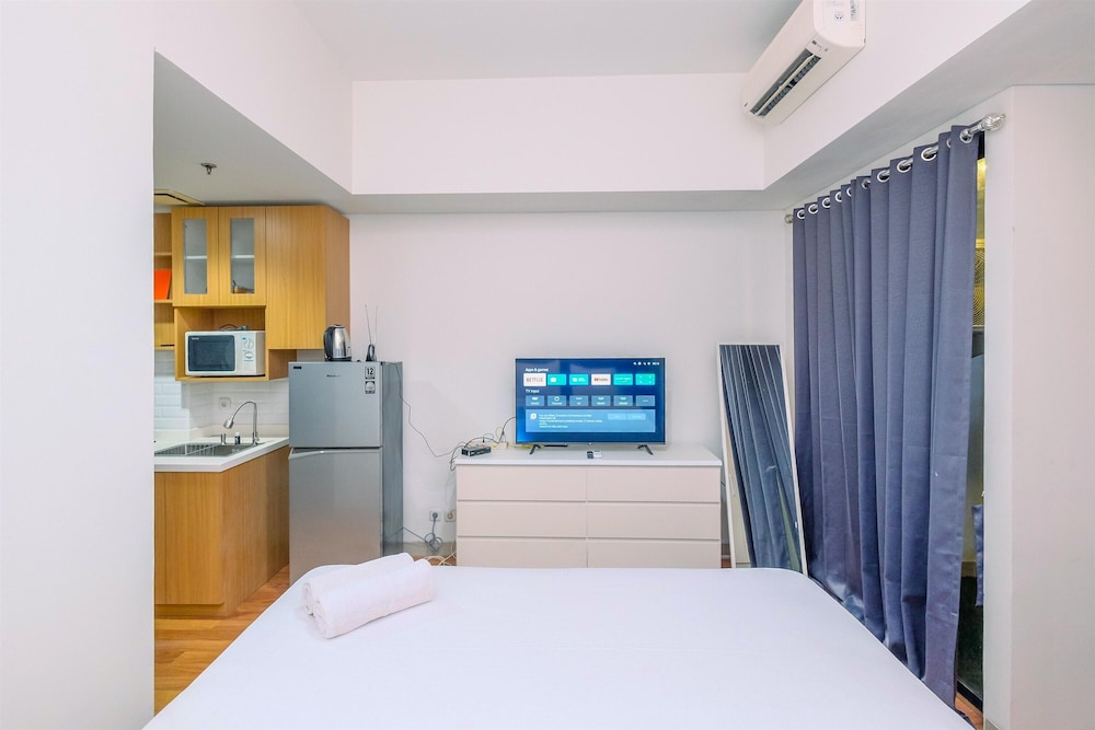 Comfy And Nice Studio At Lrt City Bekasi Apartment