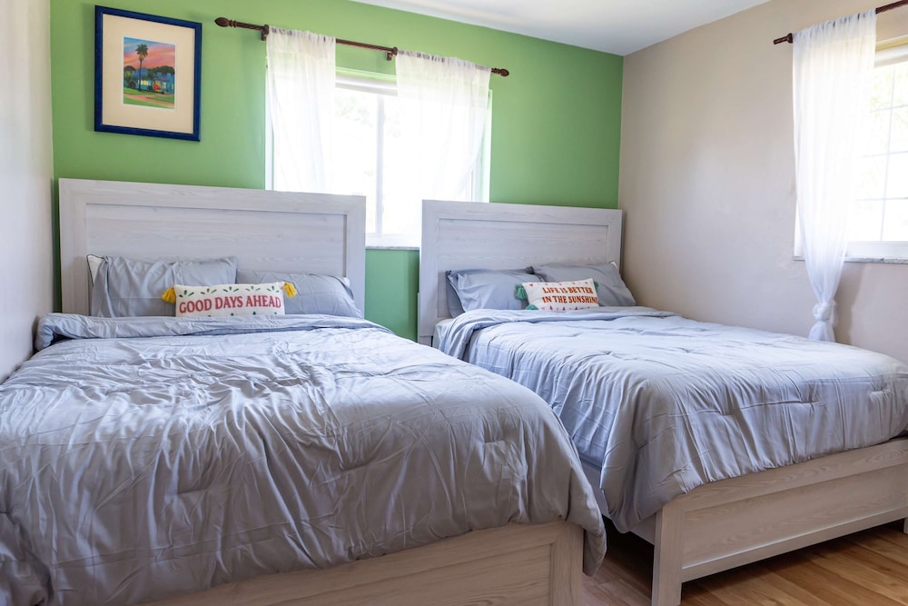 Four Bed Home With Pool Game Room Bar Near Beach