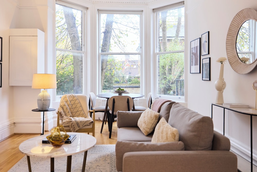 Hampstead Parkside Apartment
