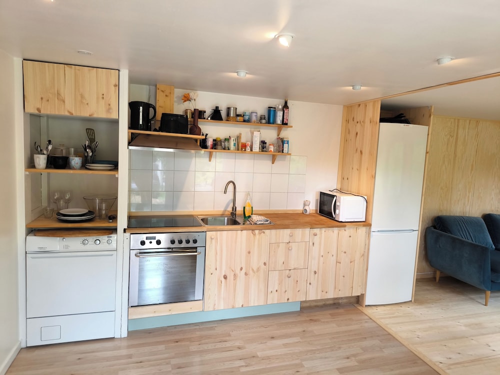 Cozy Tiny House Retreat in Stockholm Archipelago photo 3