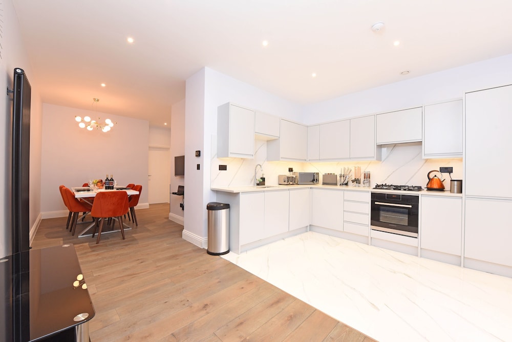 Stylish & Spacious Deluxe Apartments near Victoria Station
