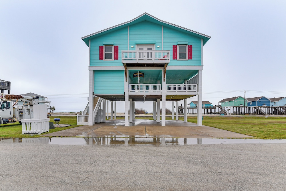 Walk to Beach: Home w/ Hot Tub & Deck in Gilchrist