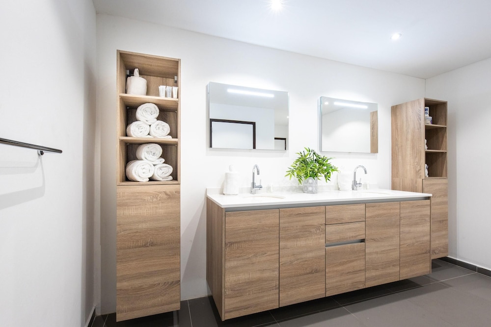 Sunshine Magnificently Bright 2BR Top City Centre Townhouse