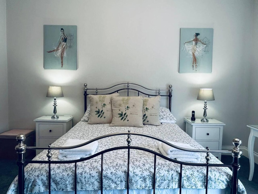 Stunning 3-bed Cottage, 15mins From Newcastle view 3