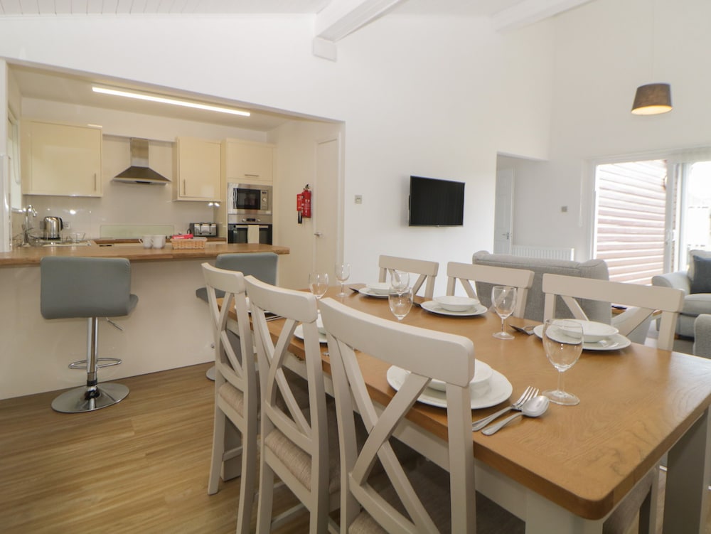 Harcombe House Bungalow 7