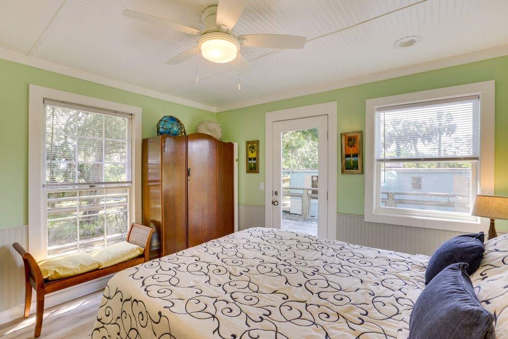 Sunny Apalachicola Vacation Rental With Deck! view 4