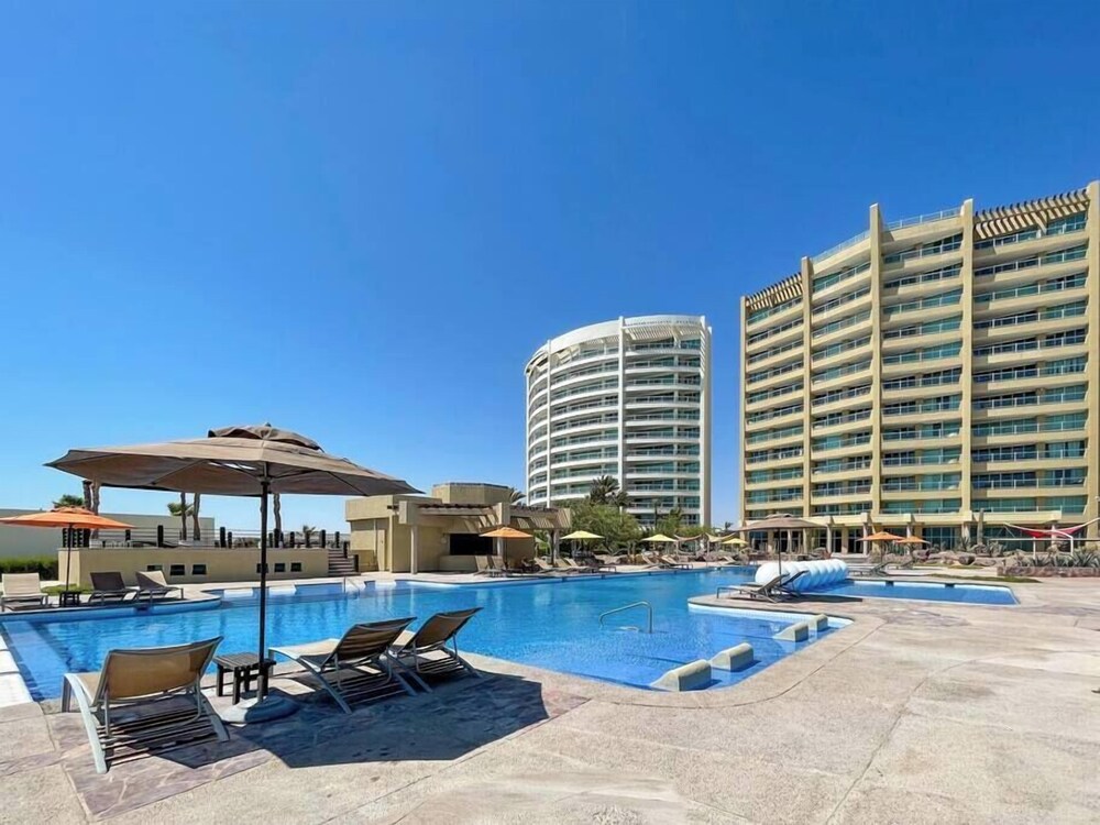 Stylish Condo With Serene Beach Infinity Pool