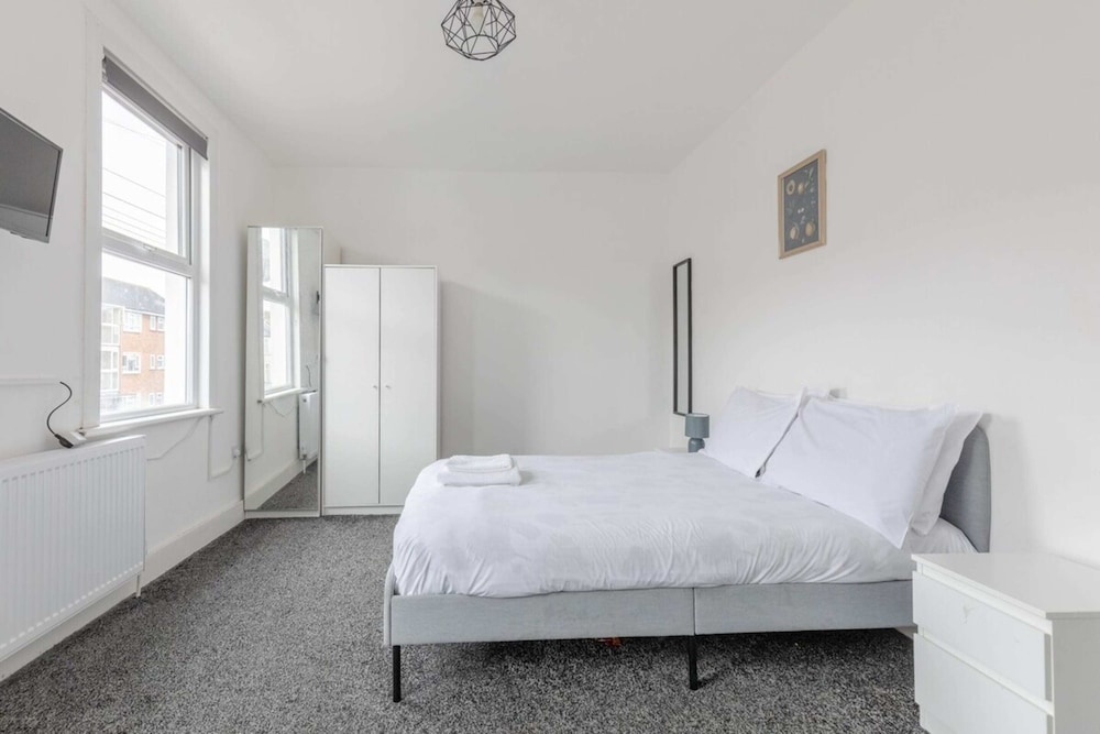 Spacious & Newly Renovated 4BD House East Ham!