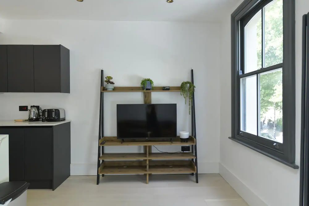 Contemporary 2 Bedroom Apartment on Columbia Road