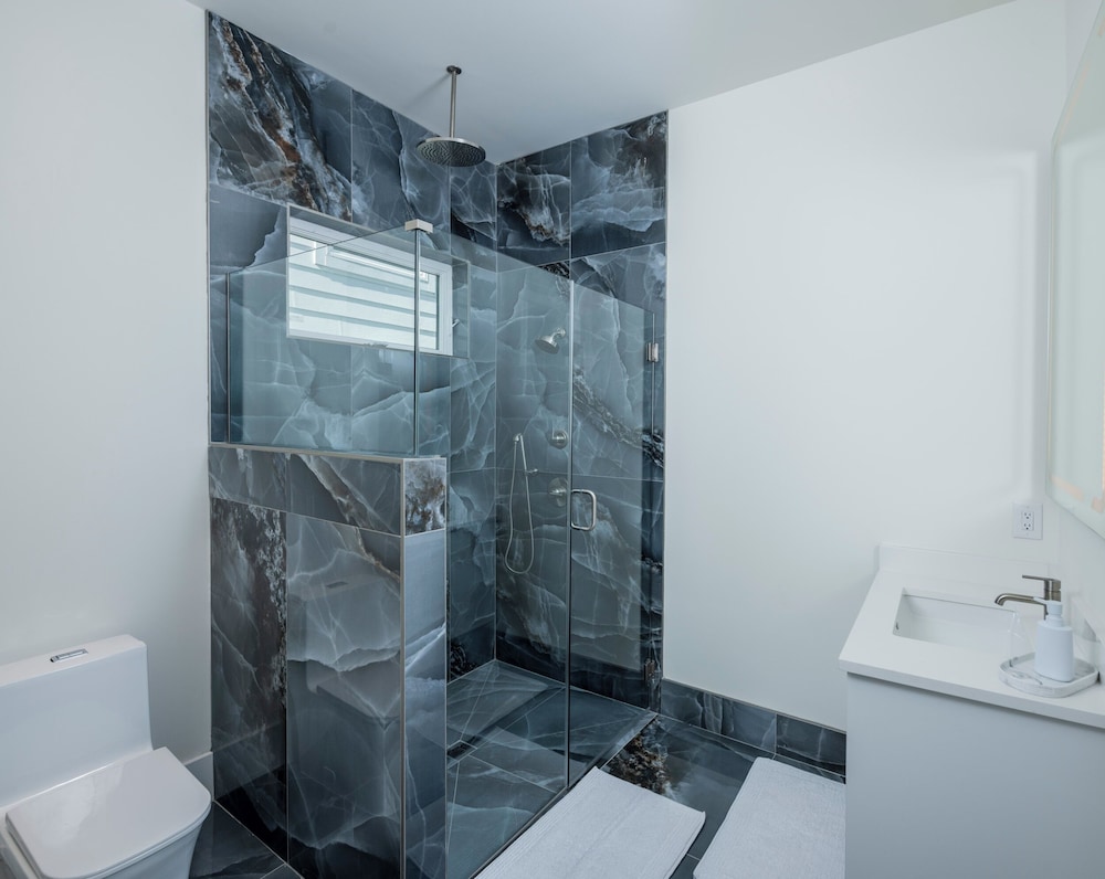 Large Groups - Rooftop Pools - Sleeps 24