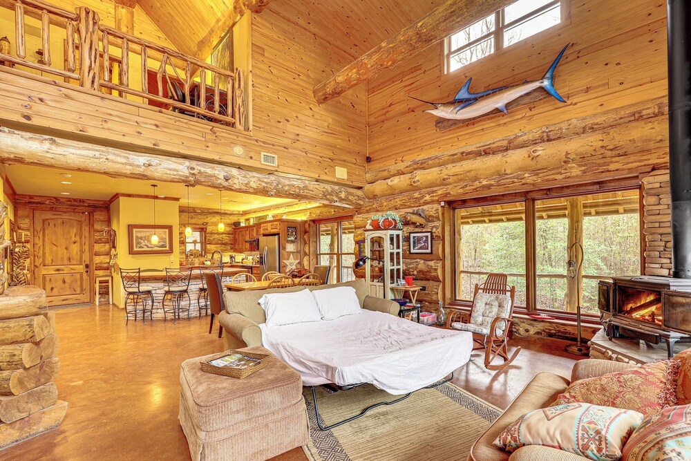 Fish, Boat & Hike: Pet-friendly Cabin in Arkansas