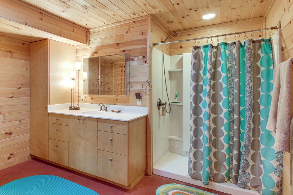 Dock & Foosball: Esquagama Lake Family Cabin