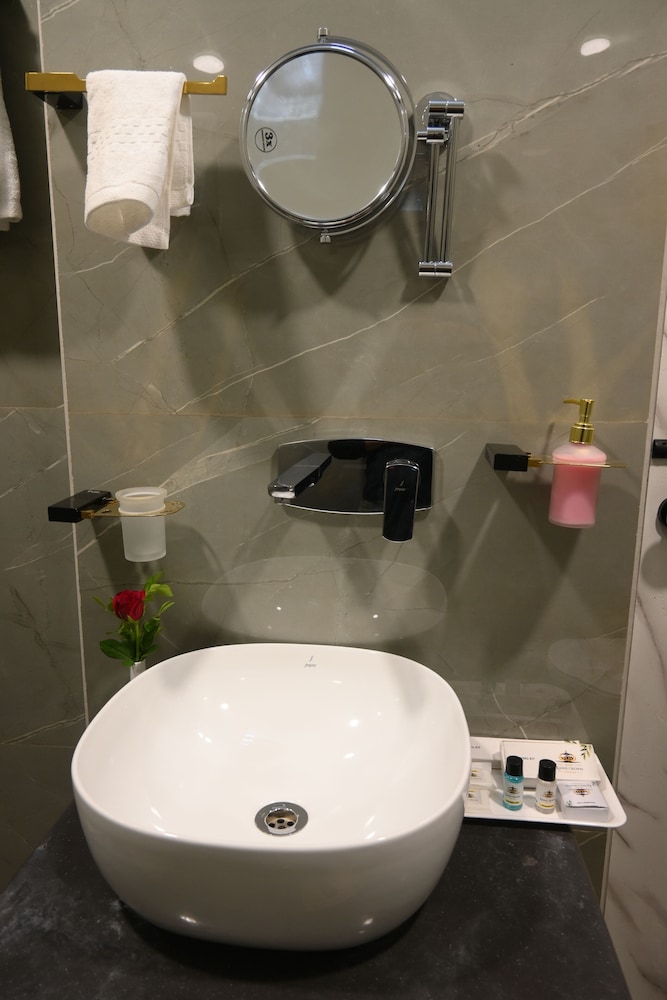 Hotel Kashi Crown