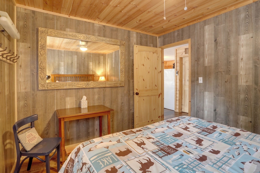 1 Mi to Greers Ferry Lake: Cabin w/ Pool Access