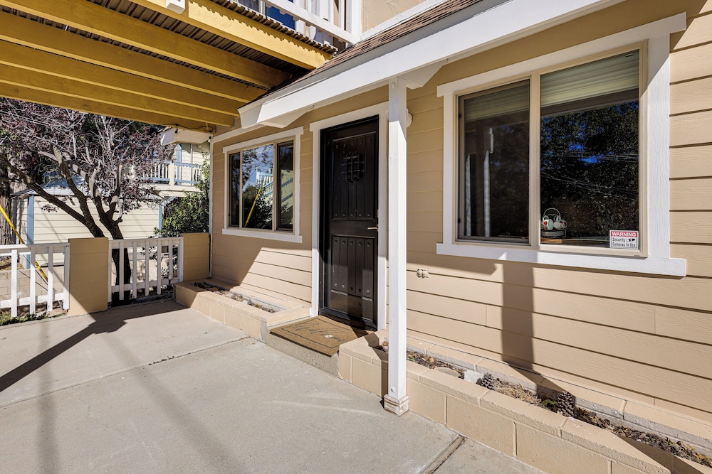 Home w/ 2 Decks - 2 Mi to Lake Gregory Dog Park!