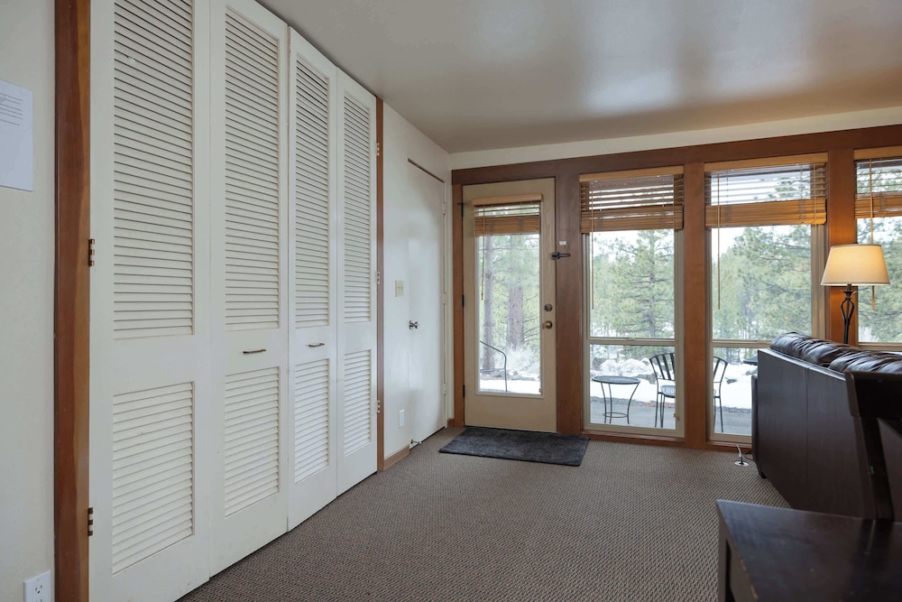 Cozy Cascade Retreat - For 4!