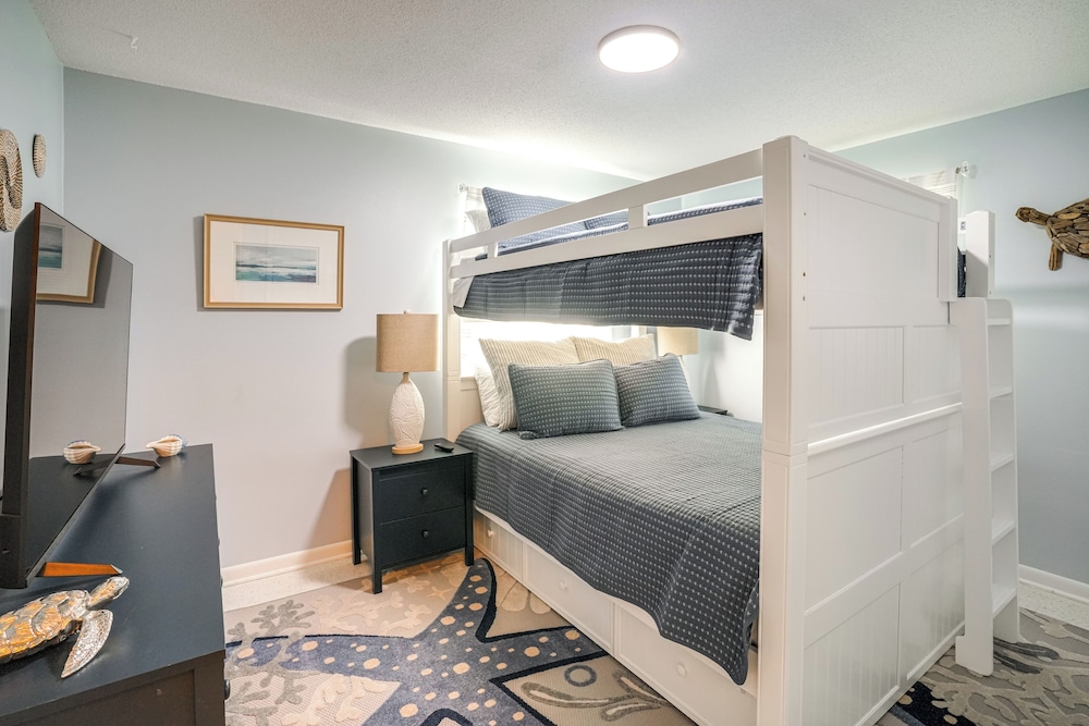 Walk to Jetty Park: Harbor District Home!
