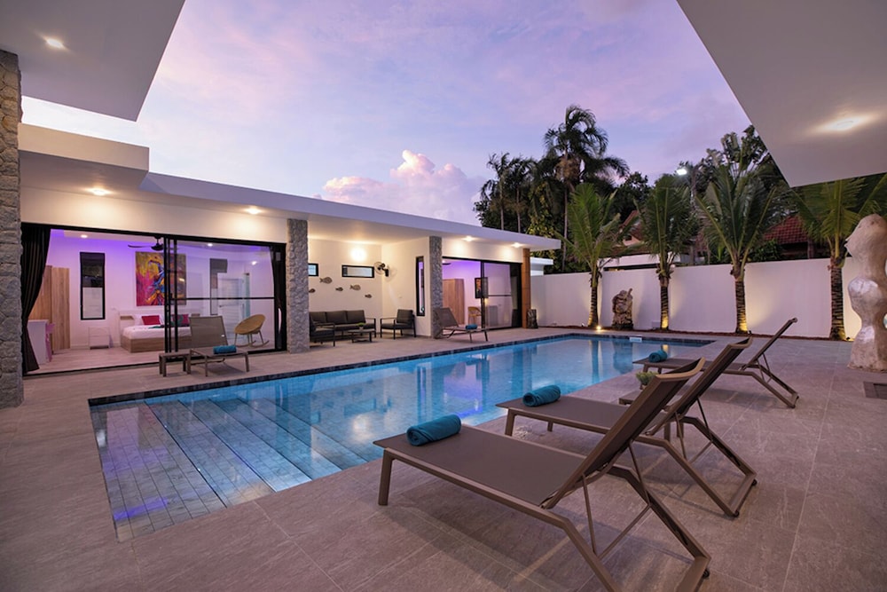 Modern 5 Bedrooms Pool Villa Curtis