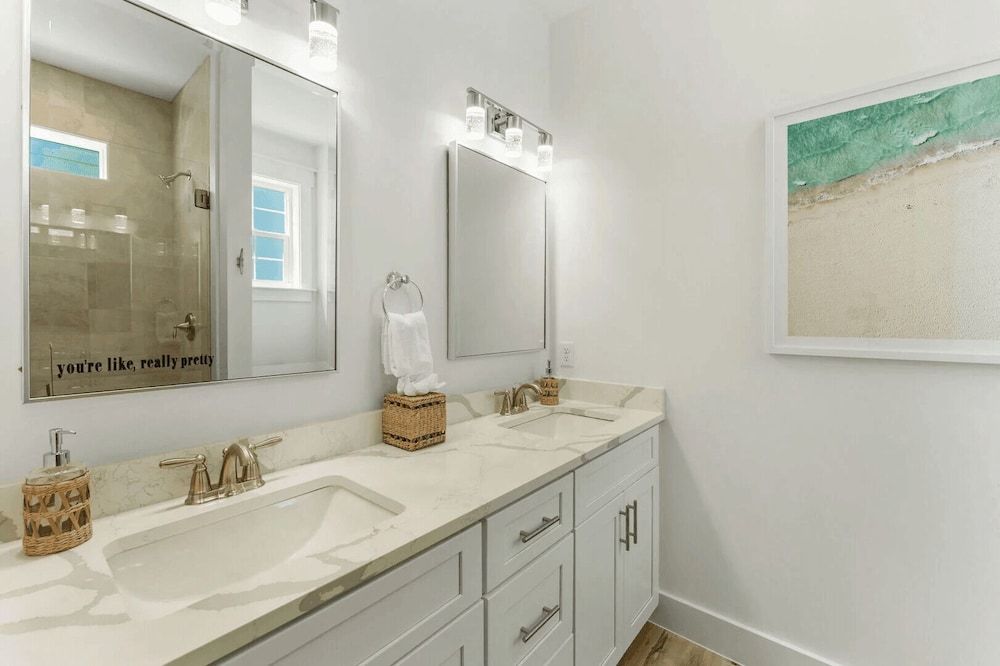 Chic Shack by Avantstay Private Pool, Walk to Beach, Sleeps 13!