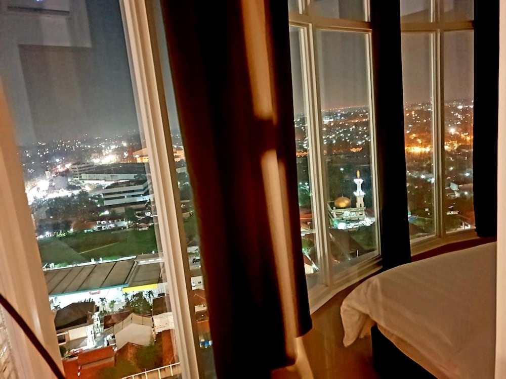 Alpine Room at TreePark City Apartement
