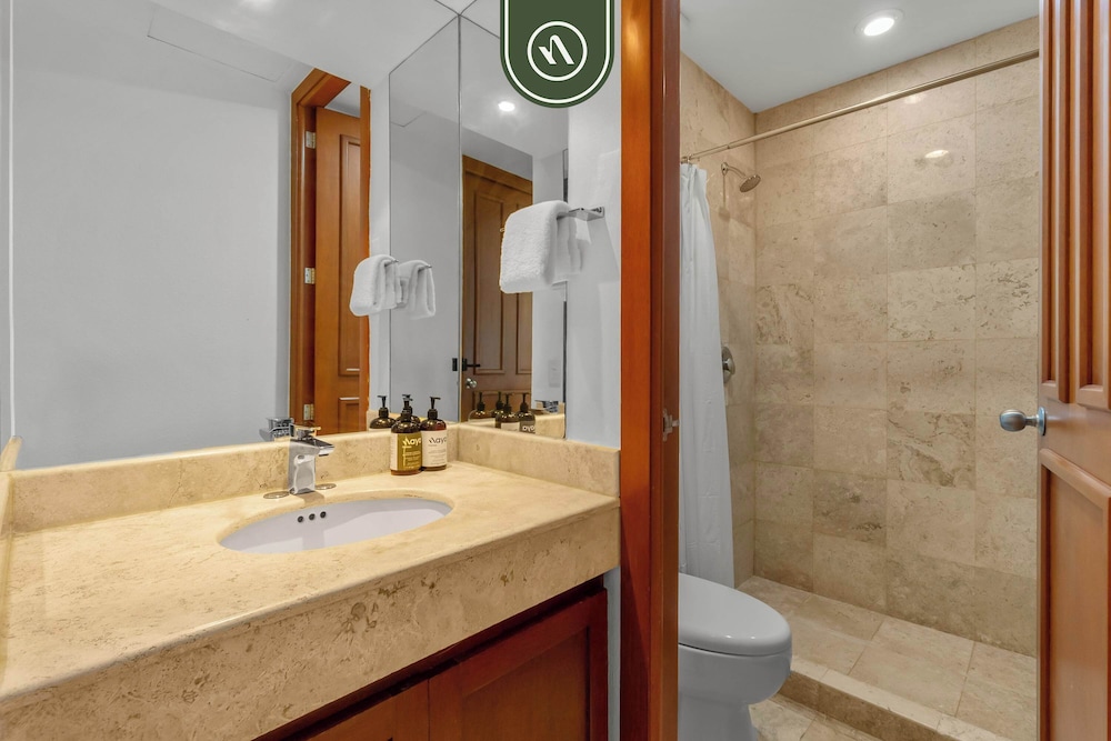 Stylish 2 BR Condo - Pools - Golf - Membership