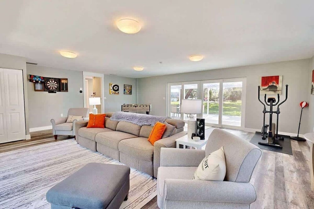 Executive 5 Bedroom Pool Home, Dade City!