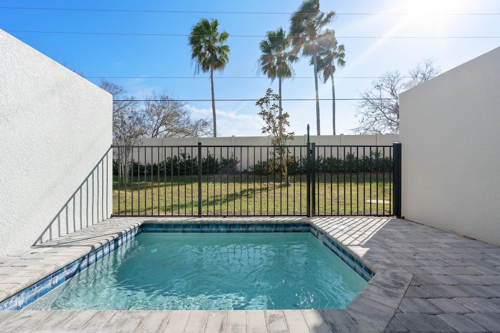Super Close- Disney s Parks w Theme Rooms Pool