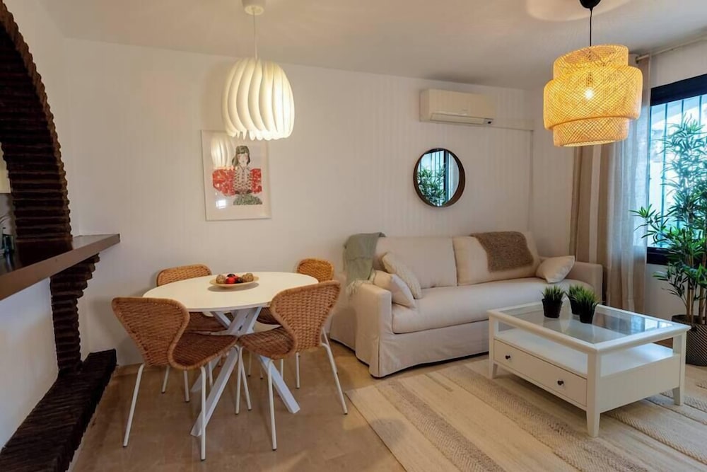 La Casa Bonita - Modern 2BR Apt with Private Terrace. Pool Views