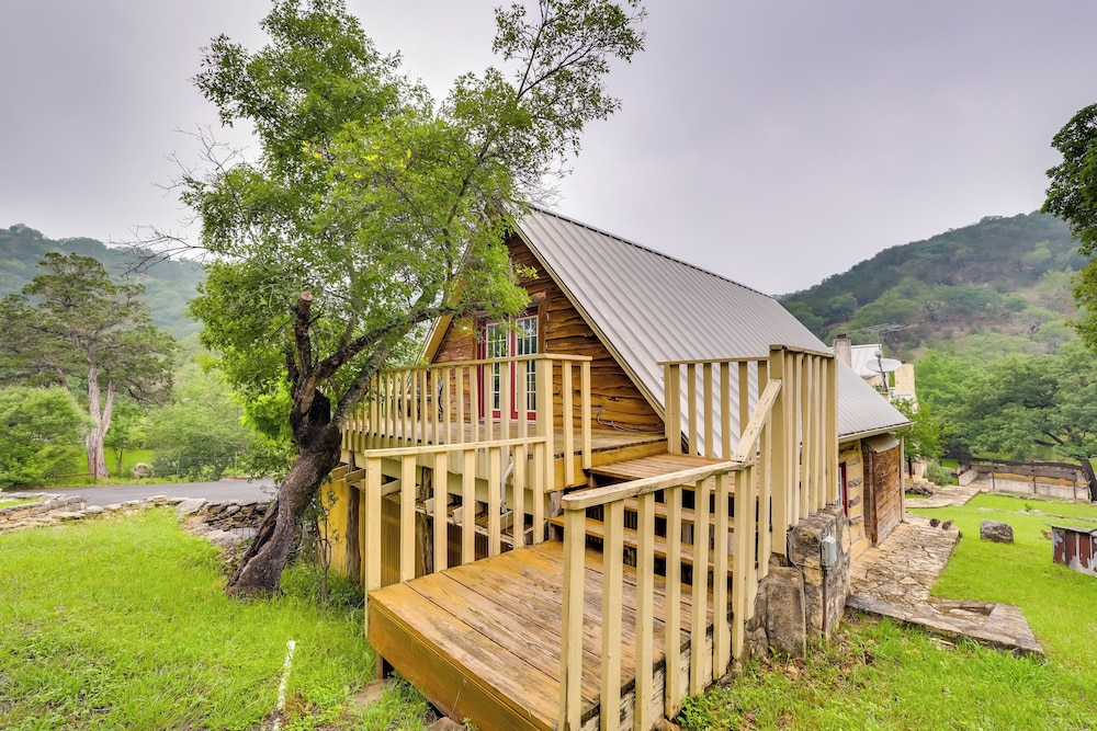 Chic 'tree House' Studio ~ 24 Mi to Bandera!