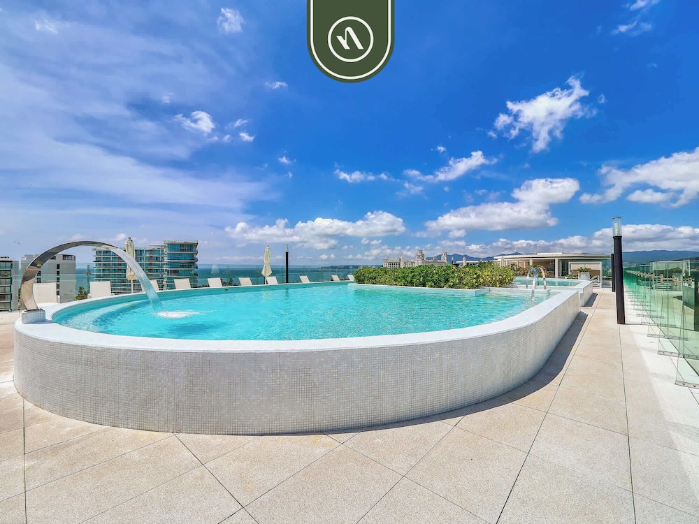 Luxury 3 BR Condo - Beach Access 1 Block Away