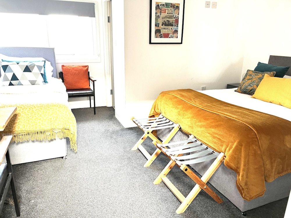 Duplex Barge Cinema Room 6 Ensuite Double-triple Bedrooms Great Social Spaces view 3