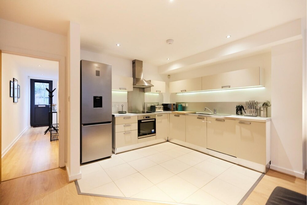 The Putney Escape - Trendy 2bdr Flat With Terrace Parking