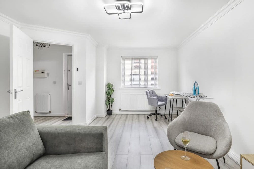 Fast Wi-fi Free Parking 10 Mins to City Centre