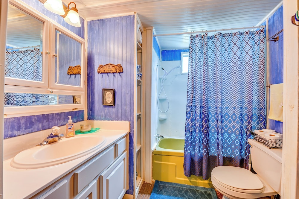 Fenced Yard: Quaint Cabin Near Lake Texoma!