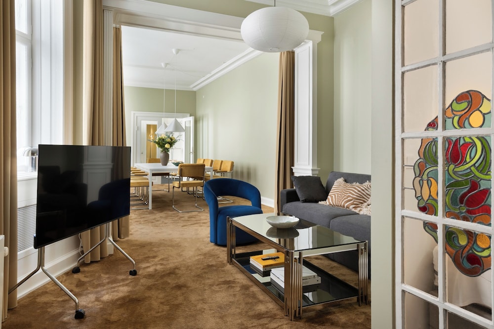 Royal Neighbors - 4 bedrooms - 2 bathrooms